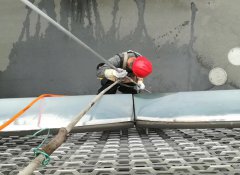 另外一個(gè)高空角度觀(guān)察高空外墻清洗作業(yè)